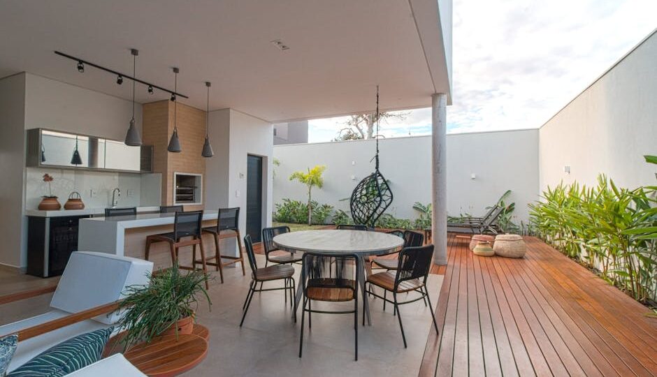 How to Blend Indoor and Outdoor Living Spaces Seamlessly